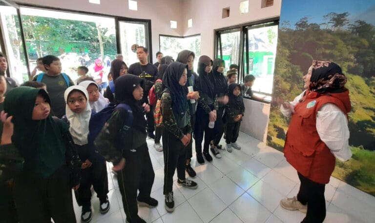 Road to HKAN : Belajar di Alam, Siswa SD Kaliurang Kunjungi Tlogo Muncar 7 school-visit-sd-kaliurang-ke-tlogo-muncar